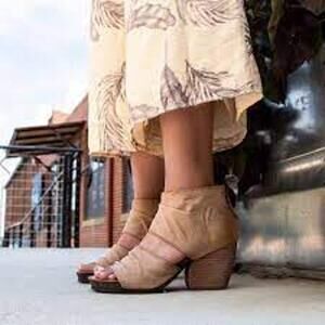 OTBT Off the‎ Beaten Track Patchouli in Distressed Tan Leather Heeled Sandals